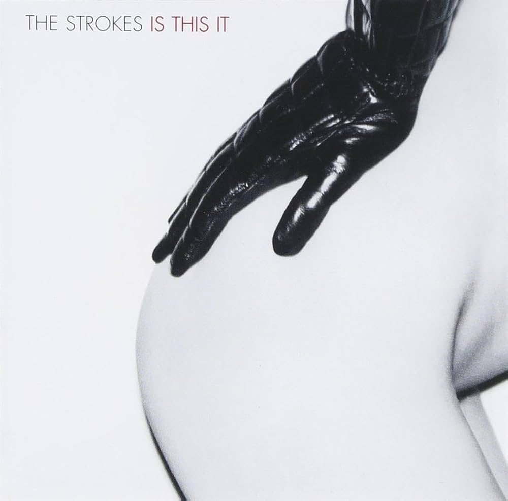 Cover de l'album Is this it de The Strokes. On voit une femme nue, de profil. On voit le haut de ses cuisses, ses fesses et son bas ventre. Elle a une main gant&eacute;e de cuir noir pos&eacute;e sur le haut des fesses.