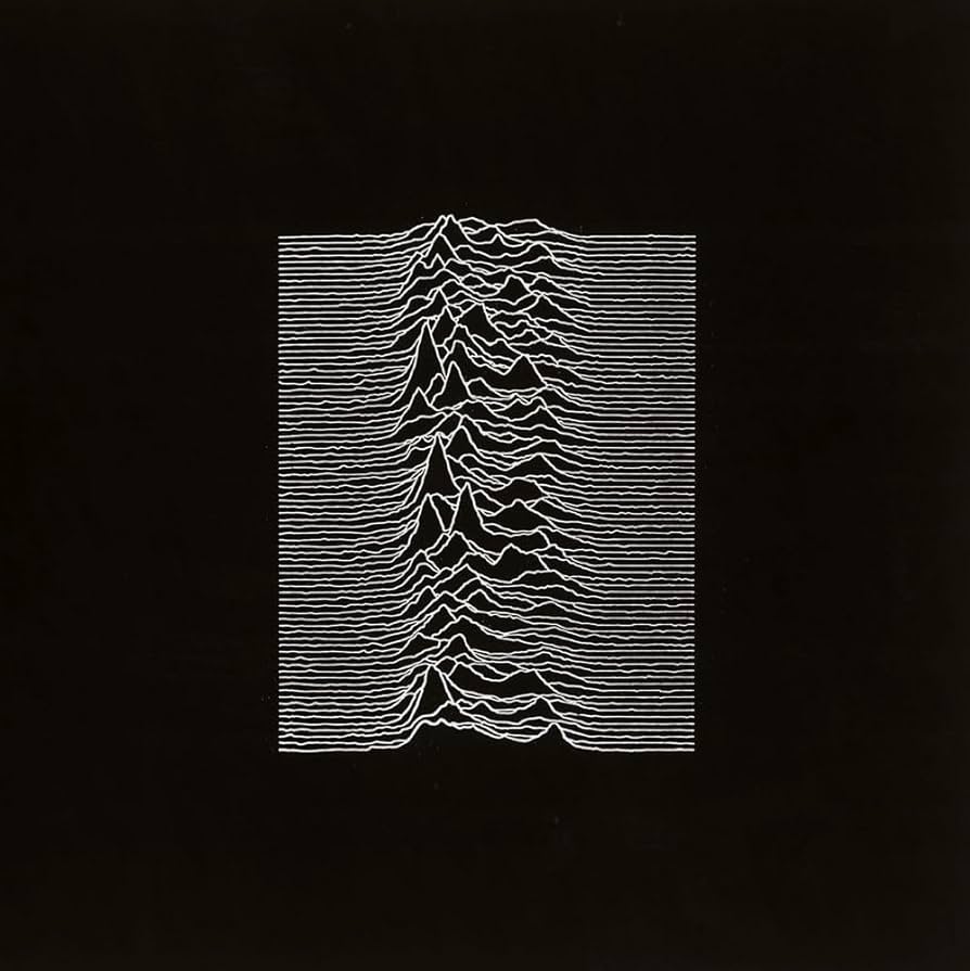 Cover de l'album Unknown pleasures de Joy division. Sur un fond noir, on voit des ondes radio blanches.