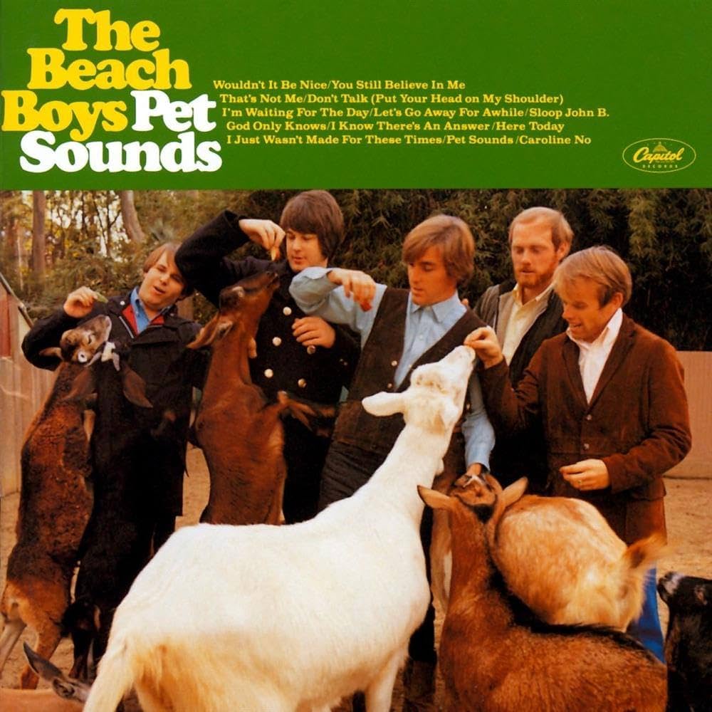 Cover de l'album Pet sounds de The Beach Boys. Le nom du groupe, le titre et la liste des morceaux sont indiqu&eacute;s sur un bandeau vert en haut de l'image. Sur la photo qui occupe les 3/4 de la cover on voit le groupe en train de nourrir des ch&egrave;vres.