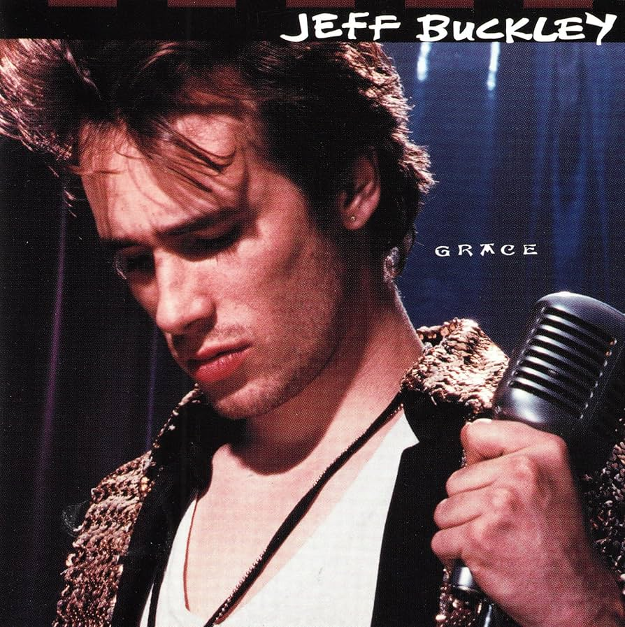 Pochette de l'album Grace de Jeff Buckley. On y voit le chanteur de 3/4 face. Il a la t&ecirc;te l&eacute;g&egrave;rement pench&eacute;e et un vieux micro pied dans la main. Il a l'air pensif, ou triste.