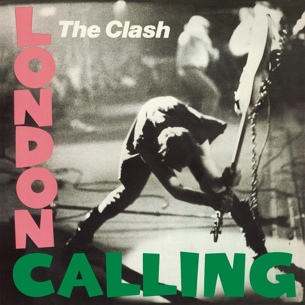 Cover de l'album London Calling de The Clash. C'est une photo en noir et blanc du bassiste du groupe, Paul Simonon, sur le point d'&eacute;clater sa basse contre le sol de la sc&egrave;ne. Le titre est &eacute;crit en majuscules, avec le mot London en vertical &agrave; gauche en rose, et Calling en bas en vert.