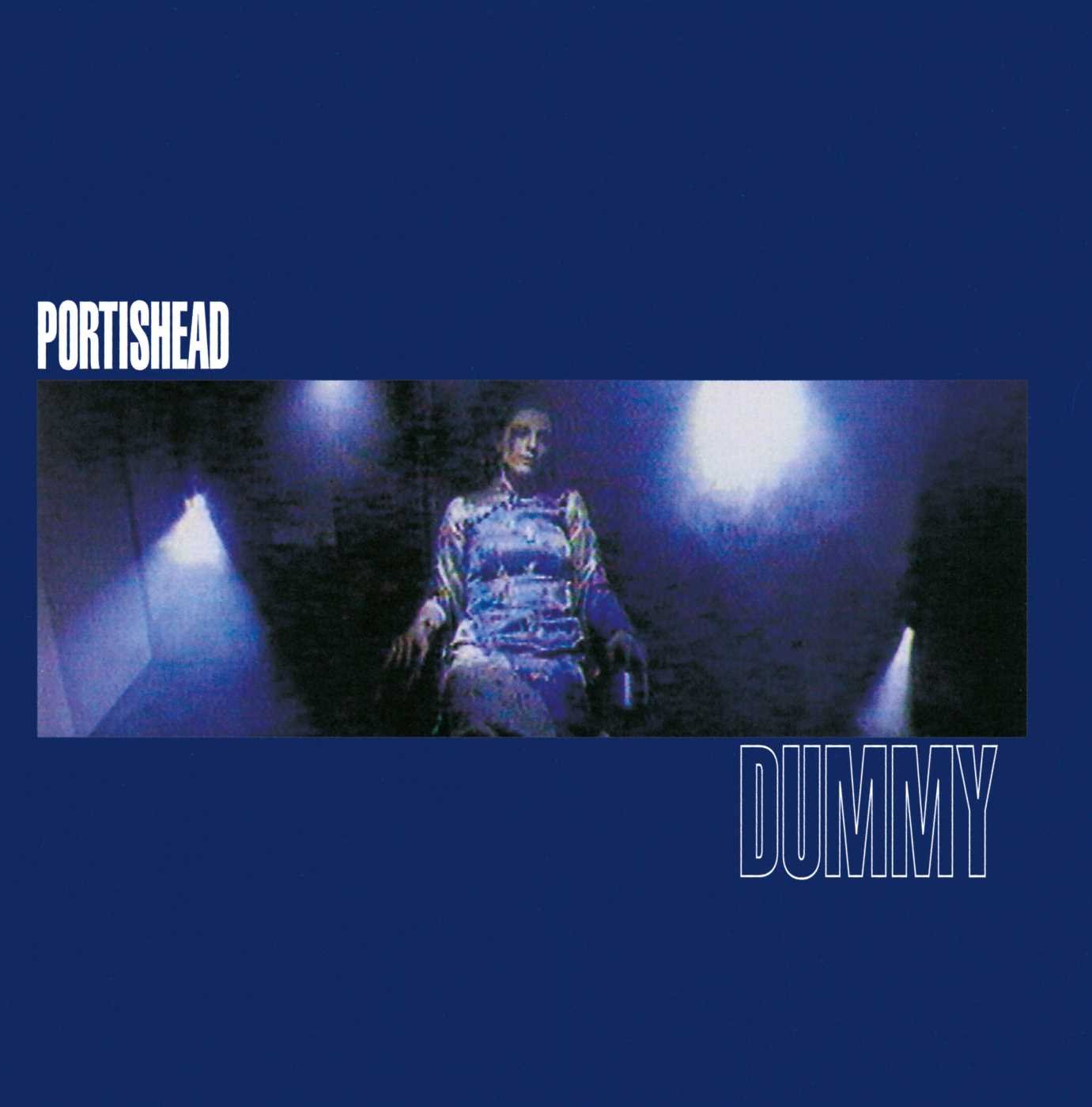 Cover de l'album Dummy de Portishead. Sur un fond bleu uni, le nom du groupe et le titre de l'album sont &eacute;crits en blanc. Au milieu de la pochette, une photo dans des tons bleut&eacute;s montre une femme en train de descendre un escalier. La photo a l'air d'avoir &eacute;t&eacute; prise dans un lieu sombre, avec des spots lumineux.