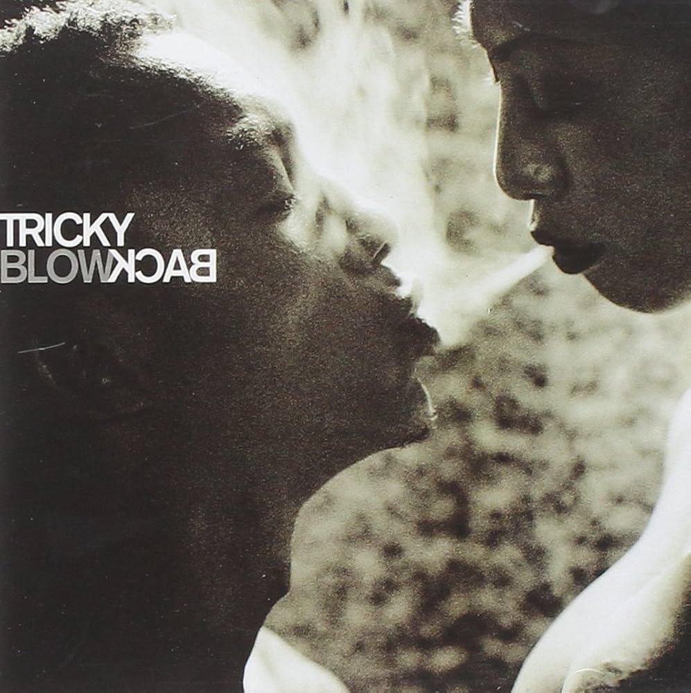 Cover de Blowbaq de Tricky. C'est une photo en noir et blanc de Tricky et une femme. Ils se font face, elle est sur&eacute;lev&eacute;e par rapport &agrave; lui. Ils semblent nus. Elle lui souffle sa fum&eacute;e dans la bouche.