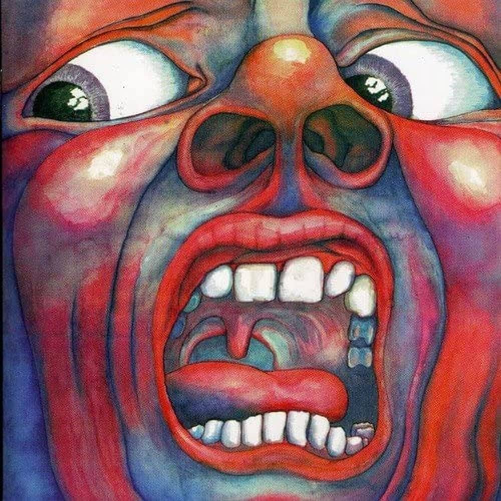 Cover de l'album In the court of the Crimson king de King Crimson. C'est une illustration d'une visage, en tr&egrave;s gros plan. Il a l'air paniqu&eacute;, il hurle et il regarde sur le c&ocirc;t&eacute;. Ses traits sont tr&egrave;s marqu&eacute;s, et les couleurs sont tr&egrave;s vives. Cette illustration est &eacute;trange.