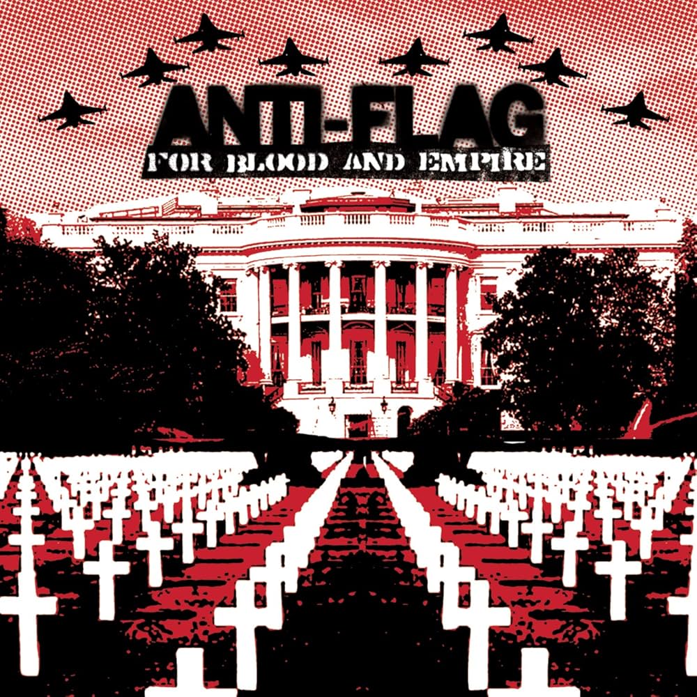 Cover de l'album For blood and empire d'Anti-flag. Une illustration type collage/photocopie en noir rouge et blanc de la Maison Blanche avec une cimeti&egrave;re militaire qui recouvre toute la pelouse. Au-dessus de la maison blanche, le titre de l'album est taggu&eacute; &agrave; la bombe, et est survol&eacute; par une formation d'avions de chasse.
