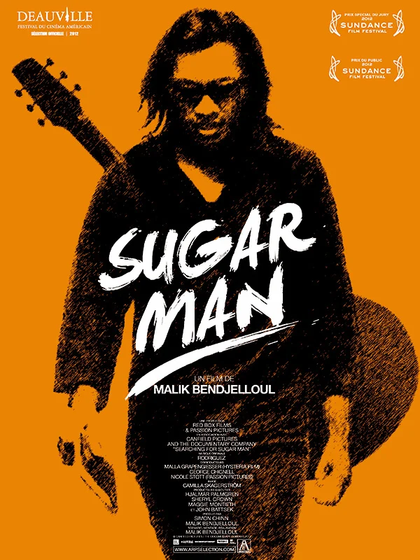 Affiche du documentaire Searching for Sugar man, réalisé par Malik Bendjelloul. Sur un fond orange, on voit la silhouette noire de Sixto Rodriguez, qui porte des lunettes de soleil et une guitare dans son dos.