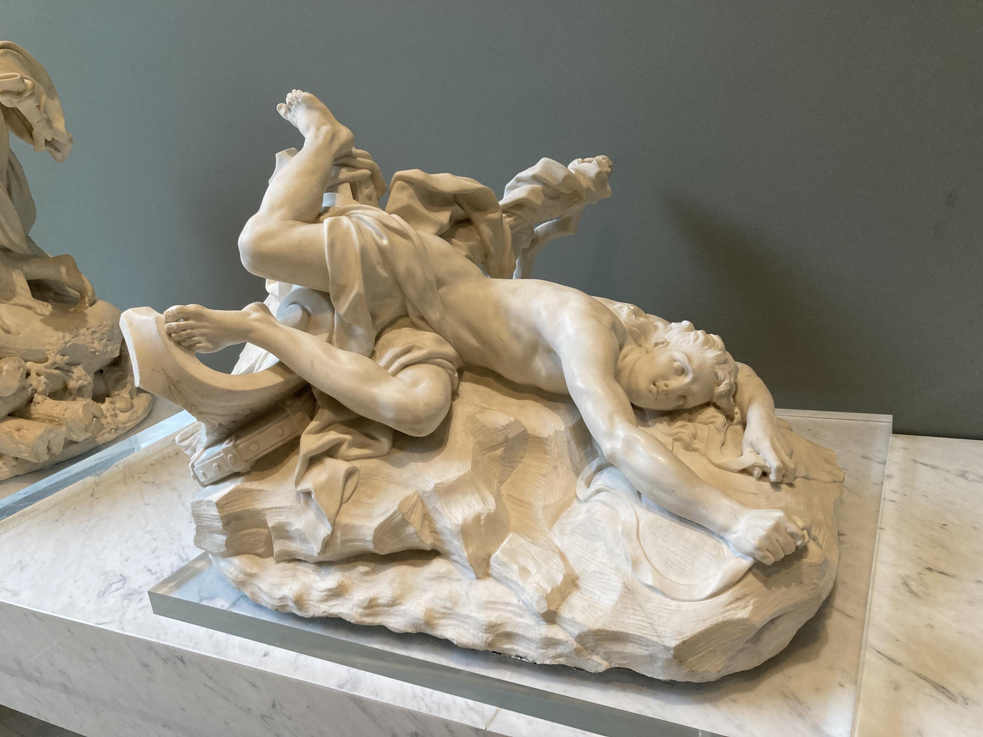 Statue d’un homme, allongé avec le haut du corps « sur le ventre », le bassin sur le côté et les jambes dans tous les sens