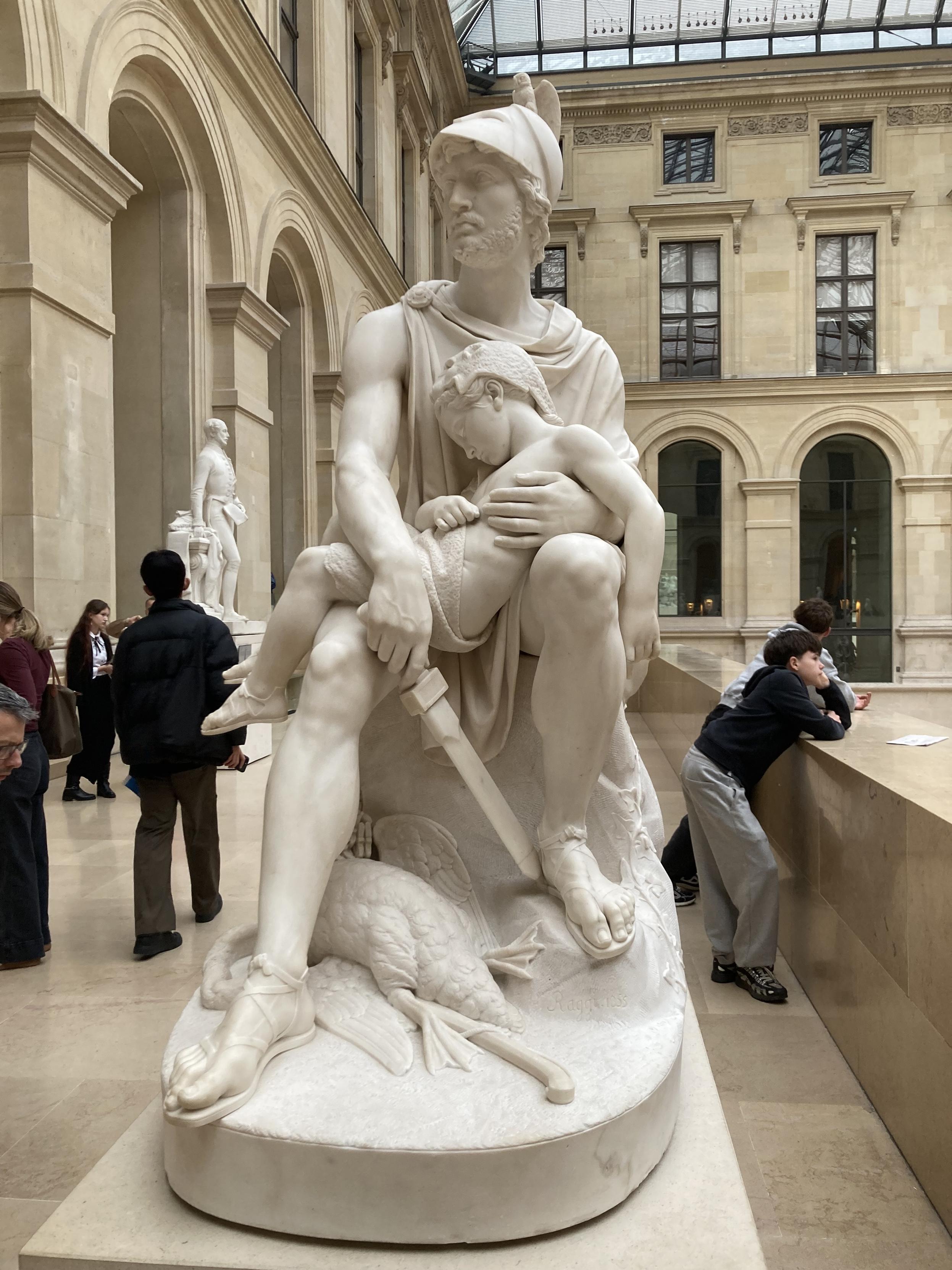 Statue d’un homme assis, tenant un enfant endormi dans ses bras