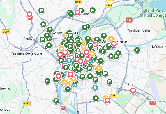 screenshot d'une carte de Lyon avec quelques centaines de lieux &eacute;pingl&eacute;s, principalement en vert, mais aussi avec une &eacute;toile ou un c&oelig;ur