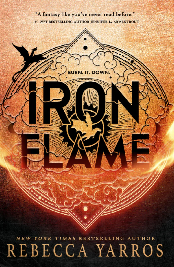 Couverture d'Iron Flame de Rebecca Yarros. Le fond est un d&eacute;grad&eacute; du noir au beige en passant par des tons rouges et orang&eacute;s. Au milieu du d&eacute;grad&eacute;, il y a des flammes. Le titre est &eacute;crit en noir, au milieu du m&ecirc;me dessin stylis&eacute; que sur le premier tome. Il y a toujours deux silhouettes de  dragons. Il y a la phrase "Burn. It. Down."