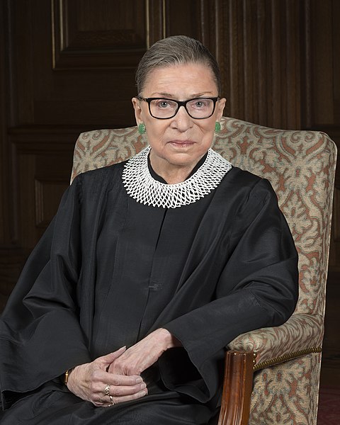 Portrait de Ruth Bader Ginsburg en habits de cour.