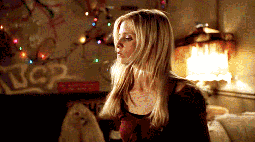 Gif animé de Buffy la chasseuse de vampire en train de jongler avec un pieu