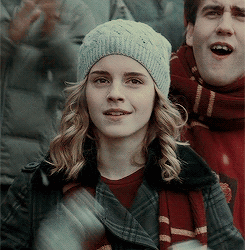 Gif animé d'Hermione Granger en train d'applaudir d'un air admiratif