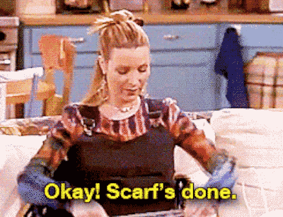 Gif animé de Phoebe dans Friends, qui s'enroule un début de tricot raté autour du coup en disant "Ok! écharpe terminée !"