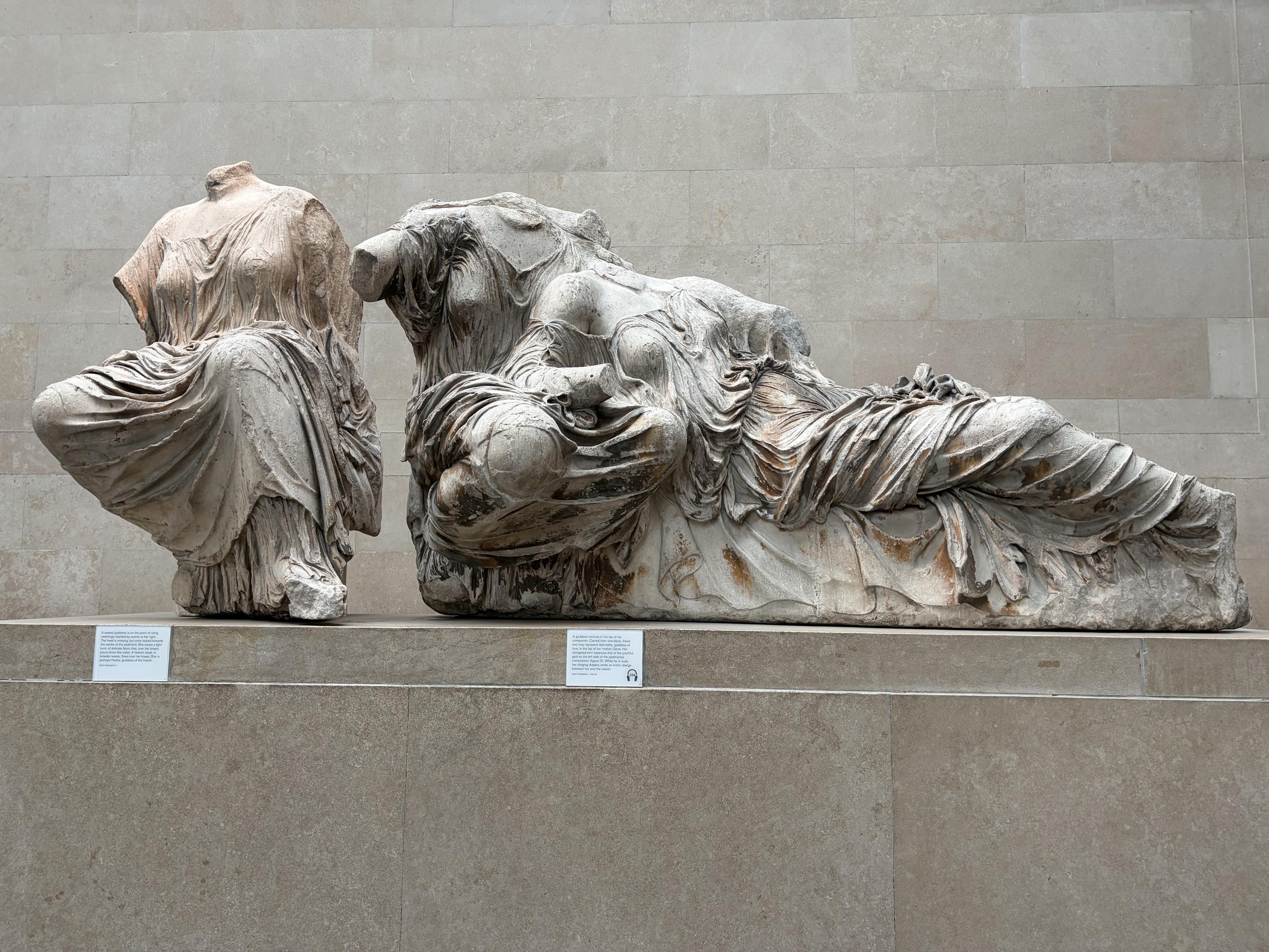 Sculpture de 3 femmes habill&eacute;es de v&ecirc;tements qui font beaucoup de drap&eacute;s. Les bras et les t&ecirc;tes manquent, seules les parties du corps sous les drap&eacute;s sont pr&eacute;sentes