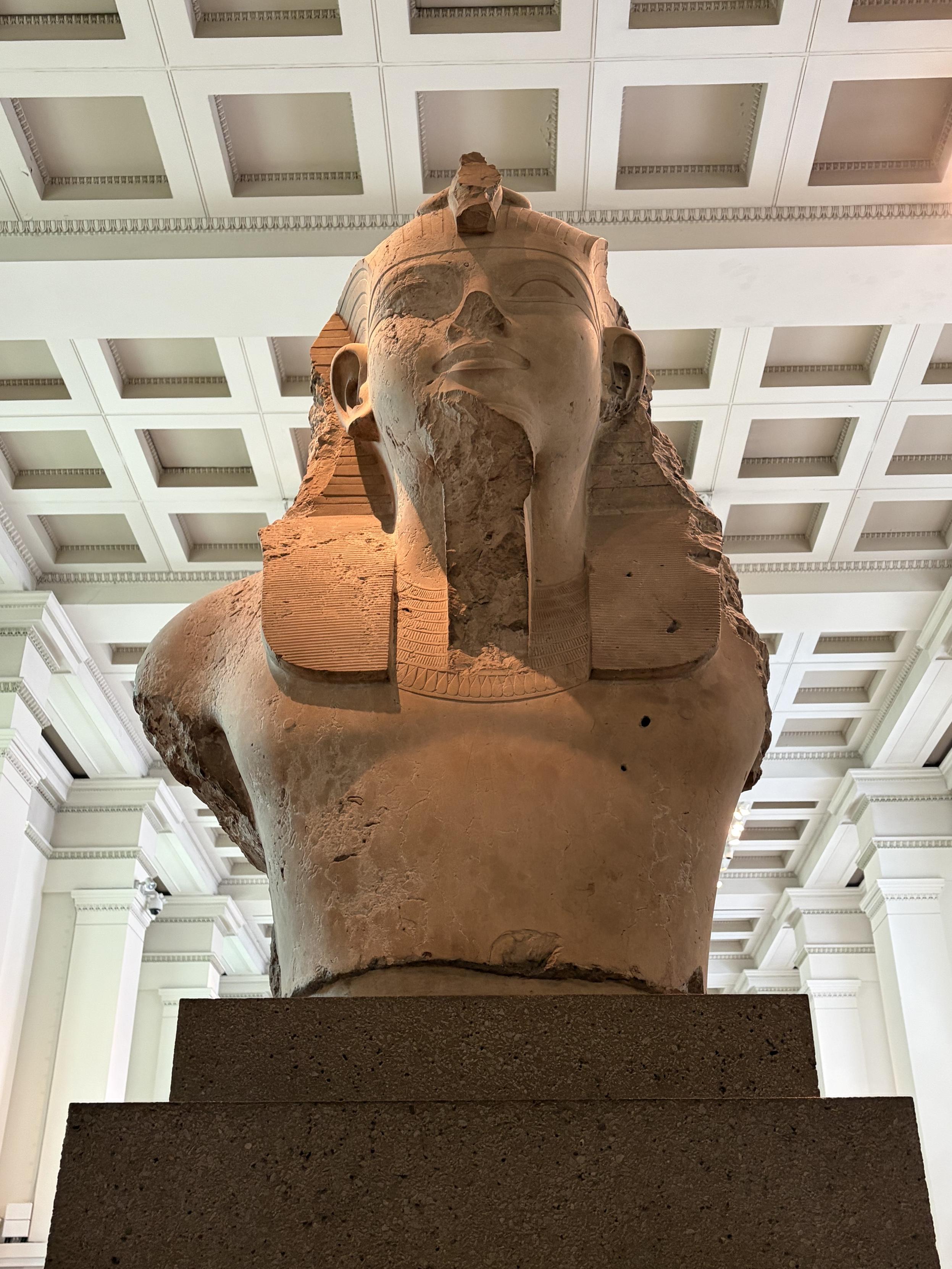 Sculpture. Buste d&rsquo;un pharaon, dont la barbichette manque, cass&eacute;e ou arrach&eacute;e.