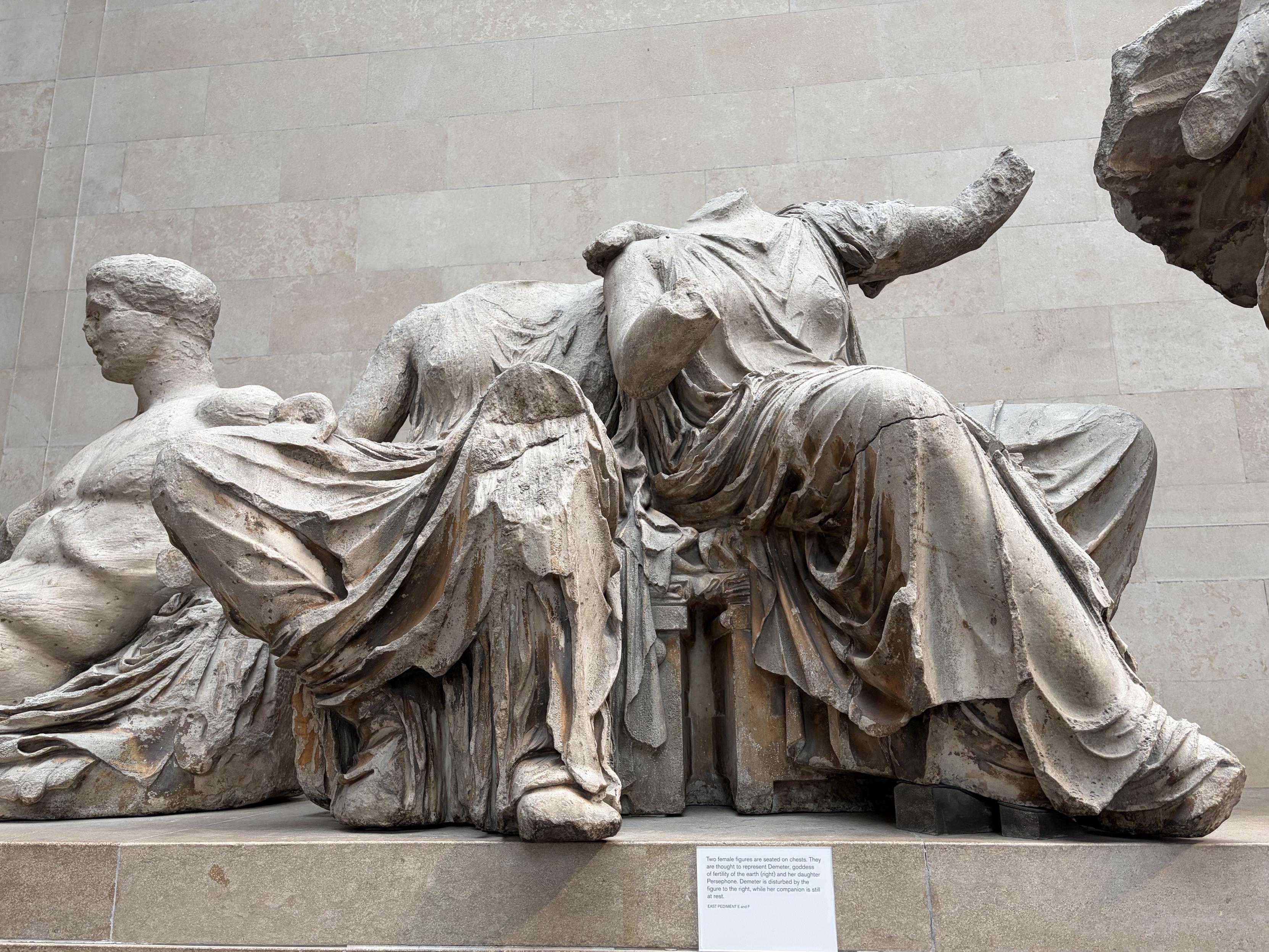 Sculpture de 2 femmes habill&eacute;es de v&ecirc;tements qui font beaucoup de drap&eacute;s. Les bras et les t&ecirc;tes manquent, seules les parties du corps sous les drap&eacute;s sont pr&eacute;sentes