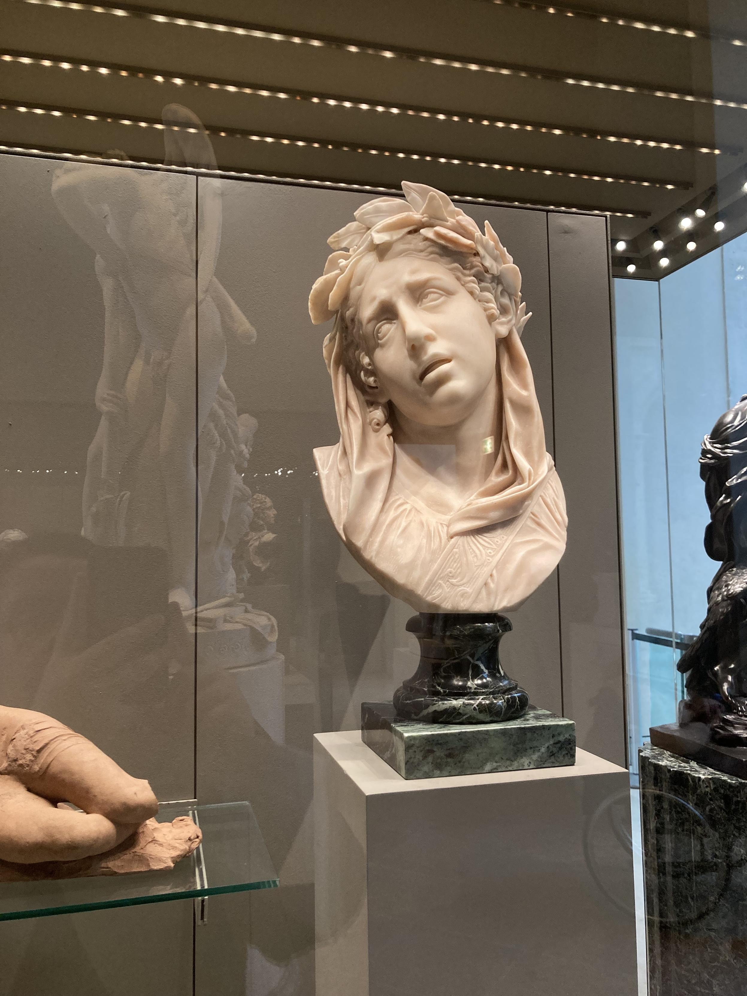 Buste de femme qui a l’air turbo saoulée