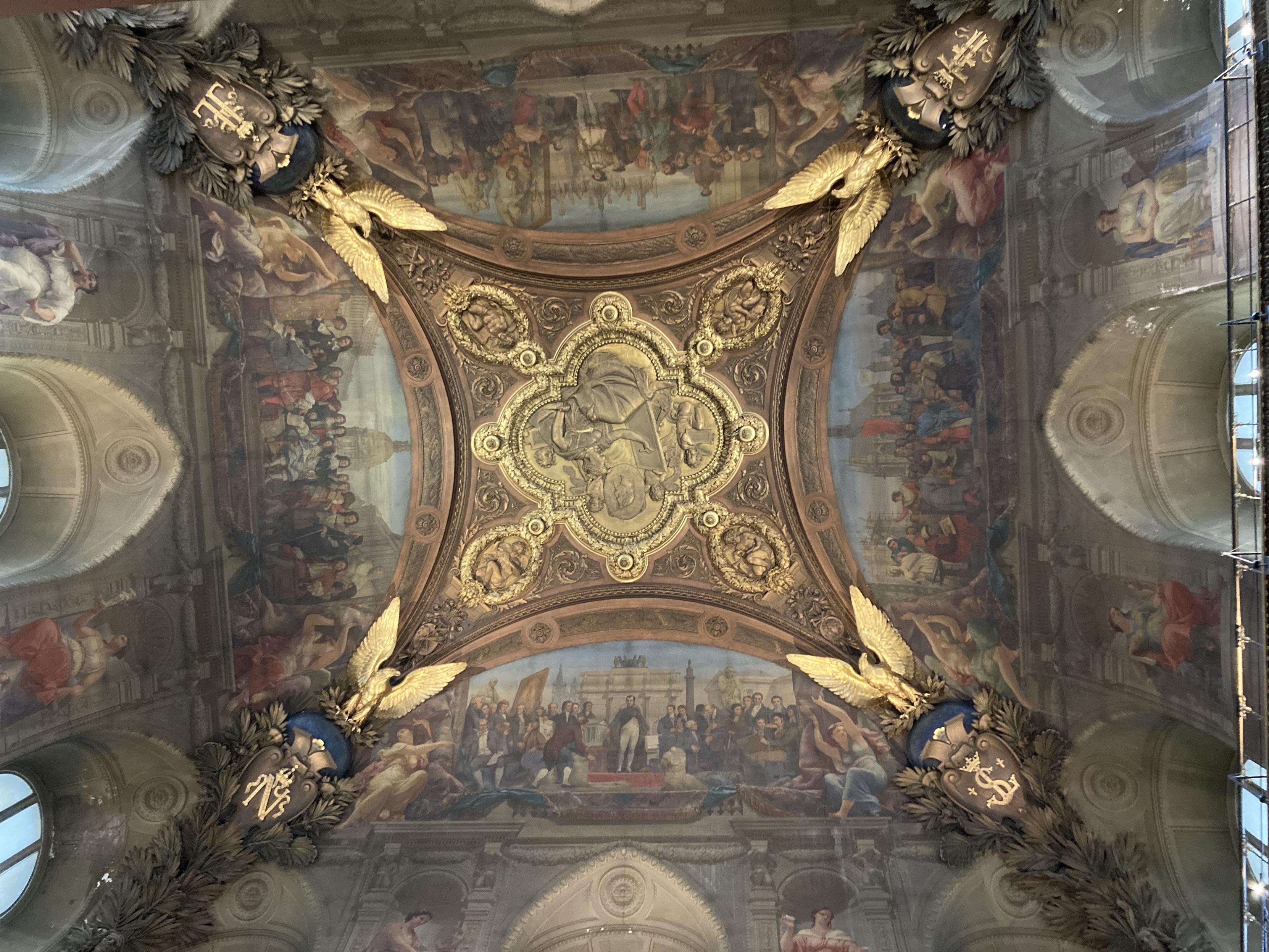 Plafond richement décoré avec des dorures, des peintures et des statues