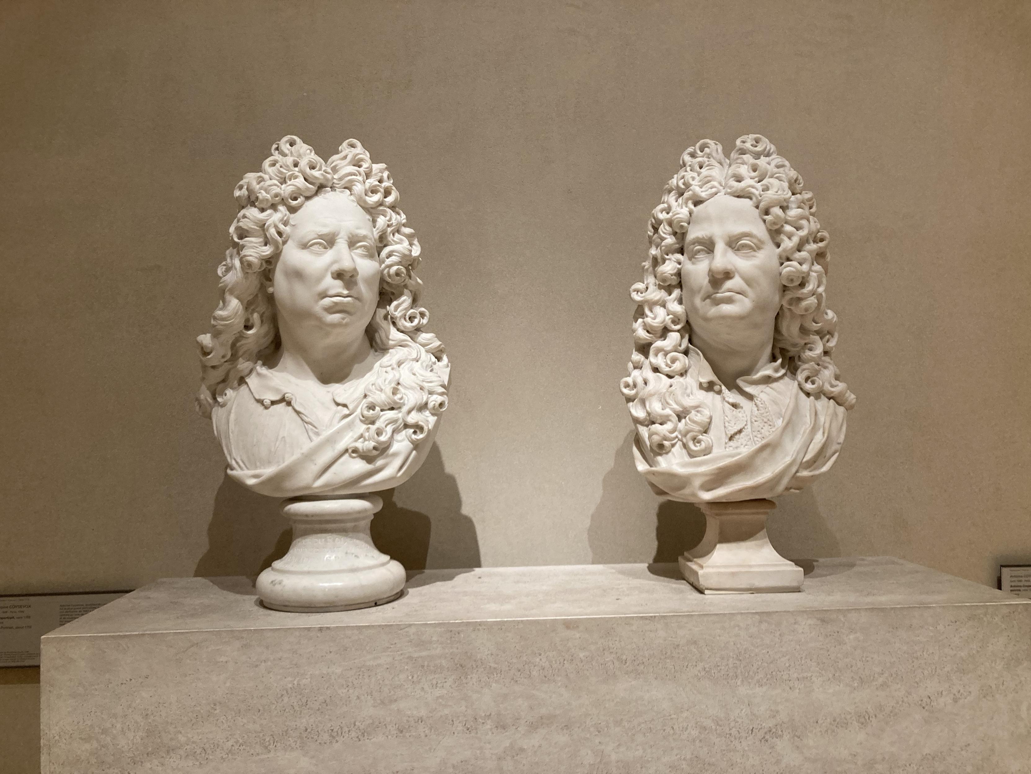 Deux bustes d’hommes, avec les cheveux frisés comme les permanentes les plus choucroutes des années 80