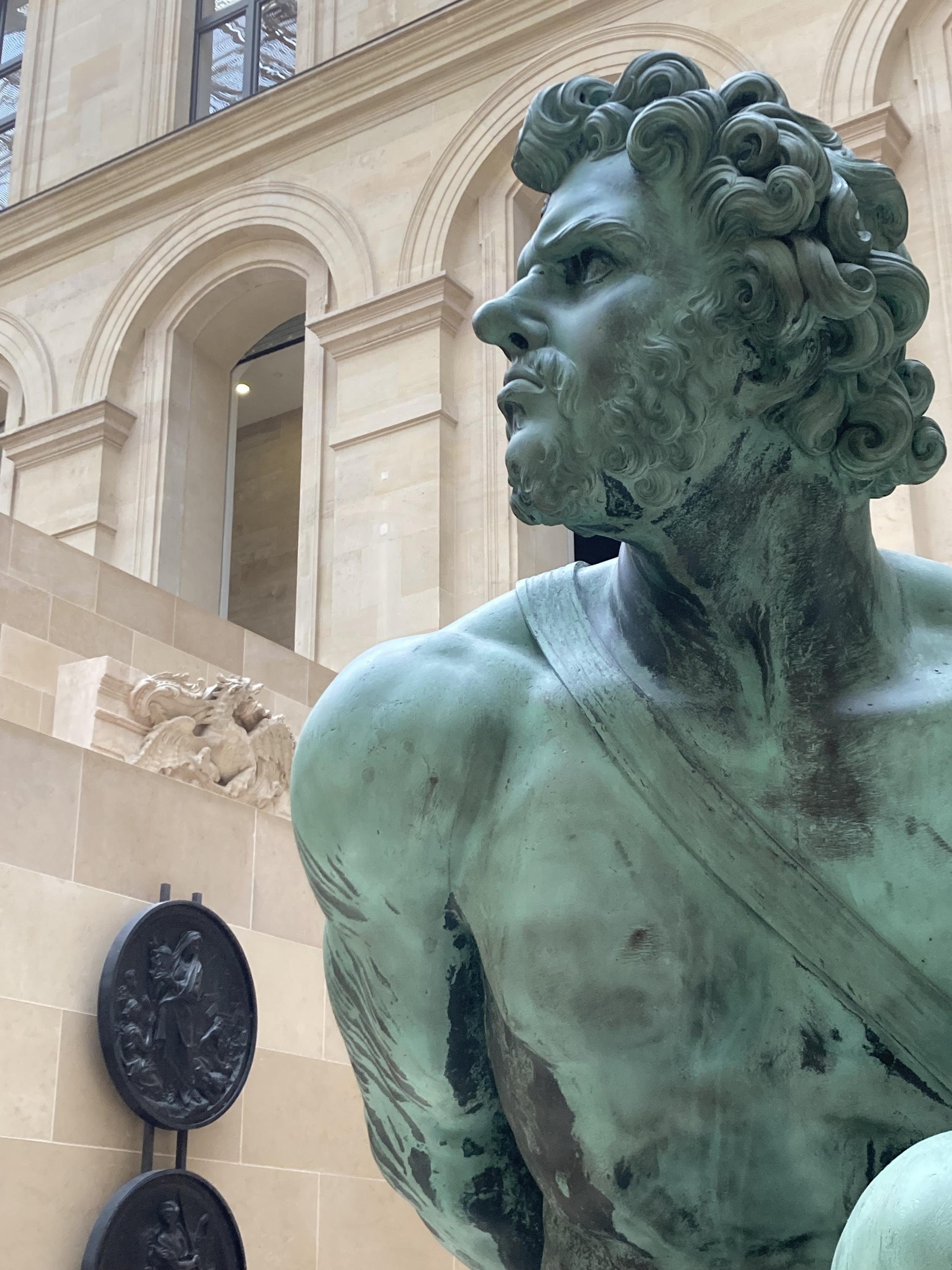 Gros plan sur la tête d’une statue qui a un nez très marqué
