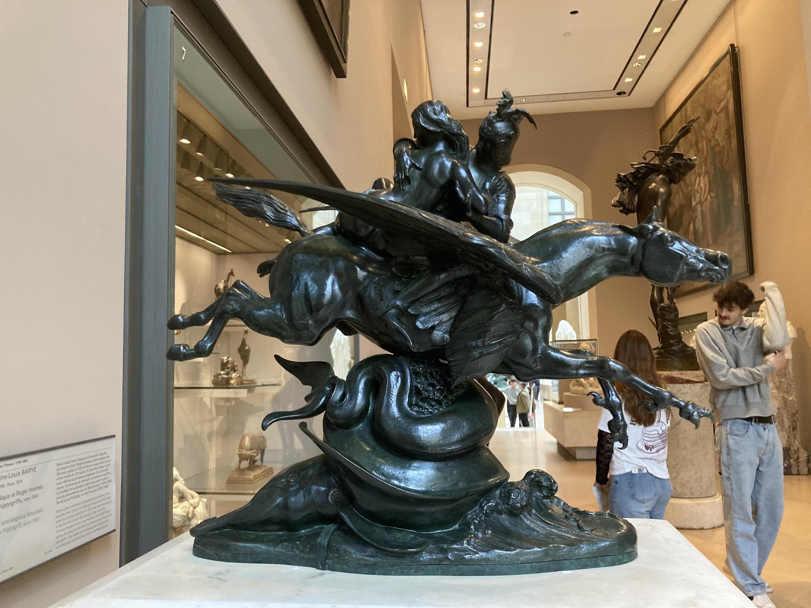 Sculpture d’un homme et une femme sur un hyppogriffe