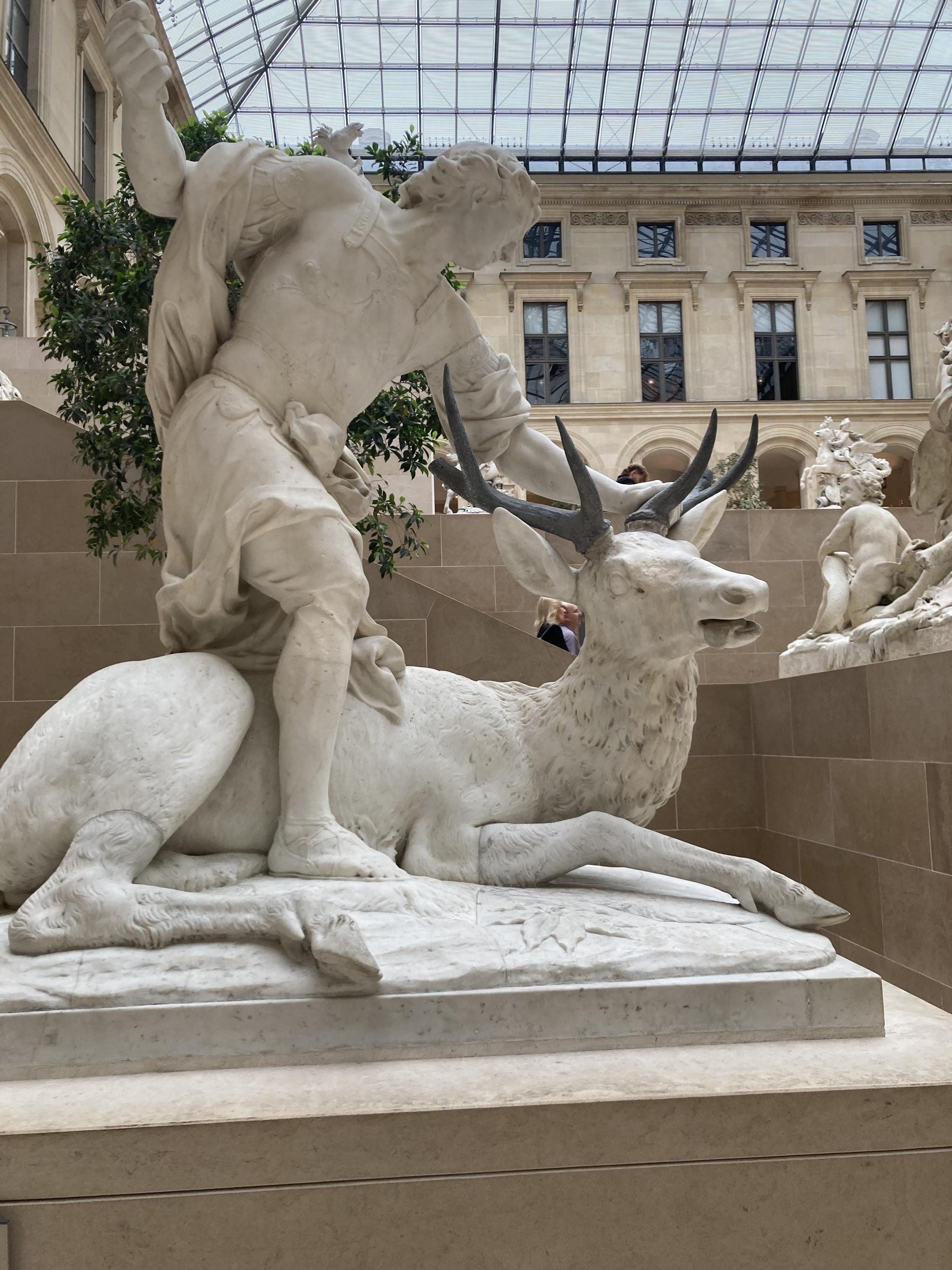 Sculpture d’un homme sur le point d’achever un cerf, qu’il maintient au sol par les bois. Le cerf tire la langue