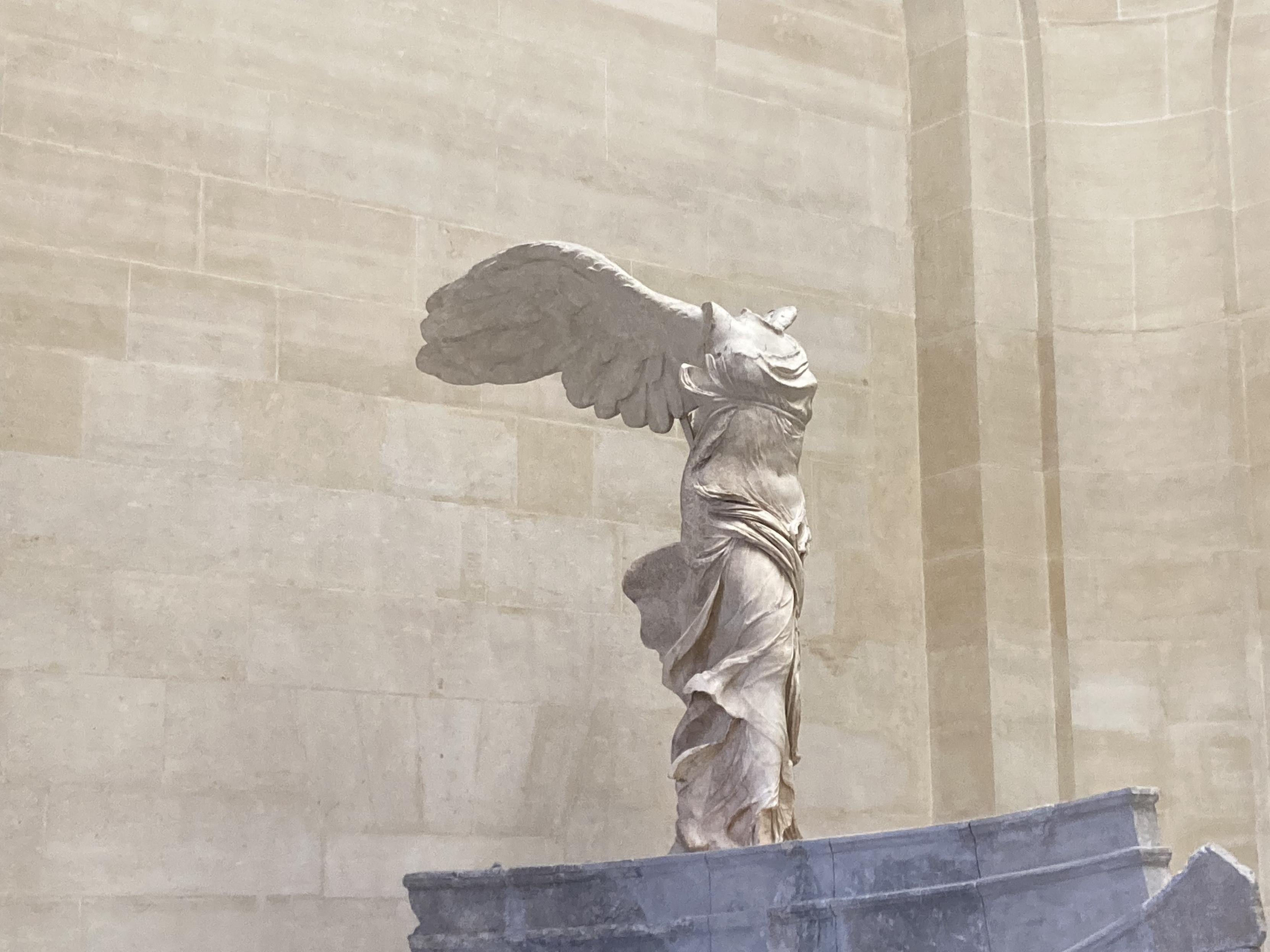 La victoire de Samotrace, une femme ailée sans bras et sans tête