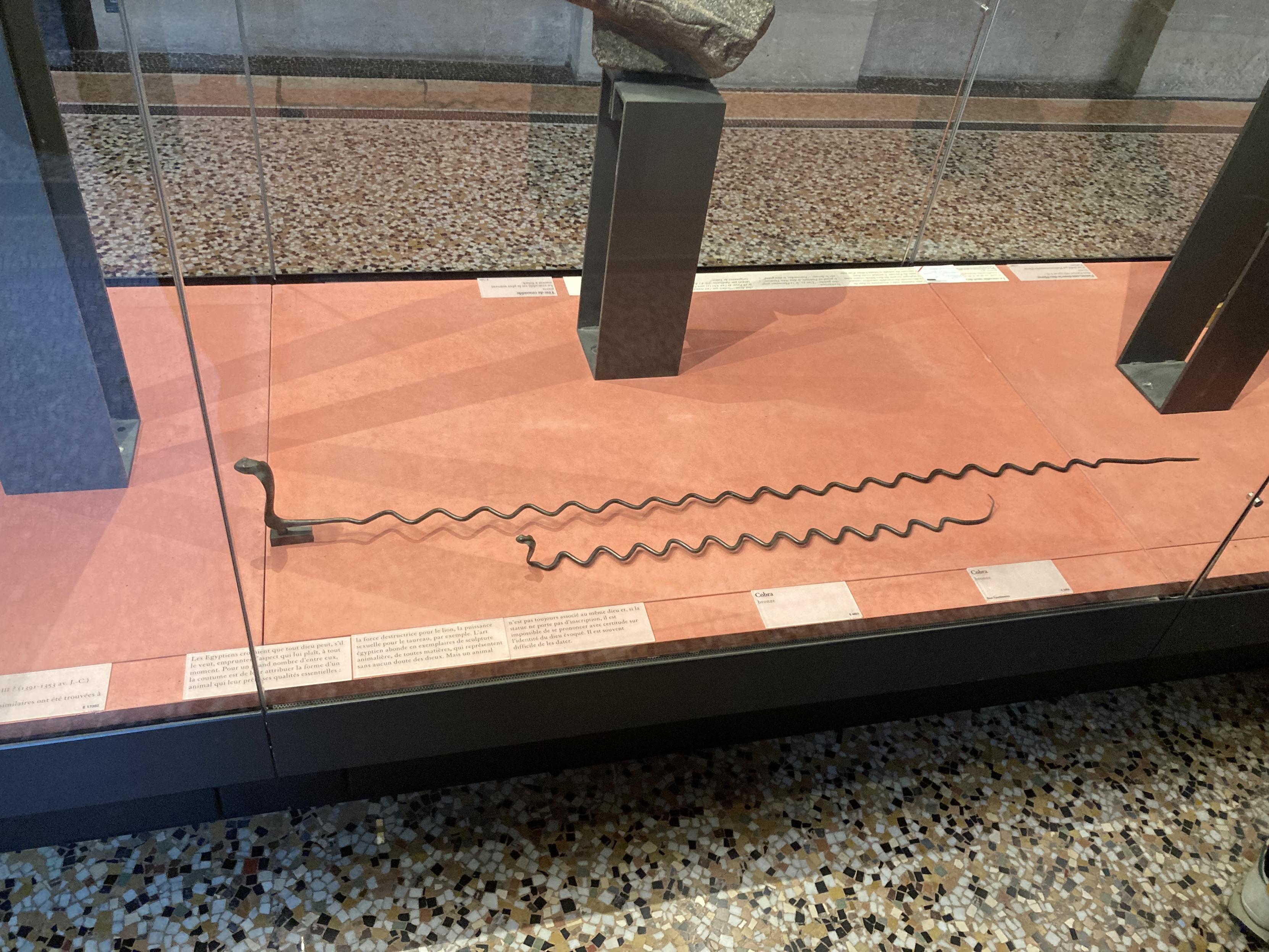 Objets représentants des serpents : la tête est un peu détaillée, et le corps est juste une tige de métal ondulé qui ressemble aux serre têtes en plastique qui étaient à la mode au début des années 2000