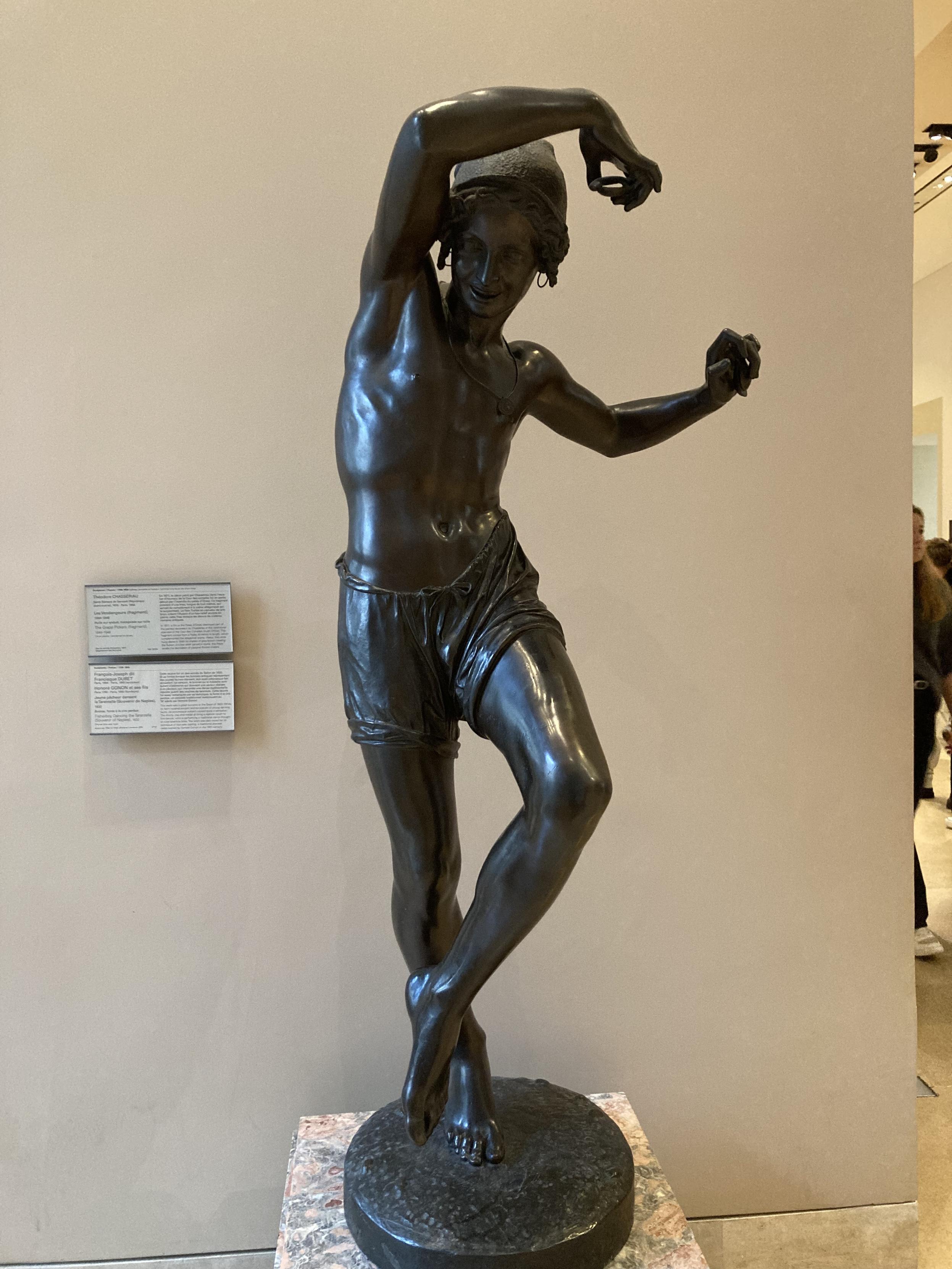 Statue d’un jeune homme en équilibre précaire sur un pied