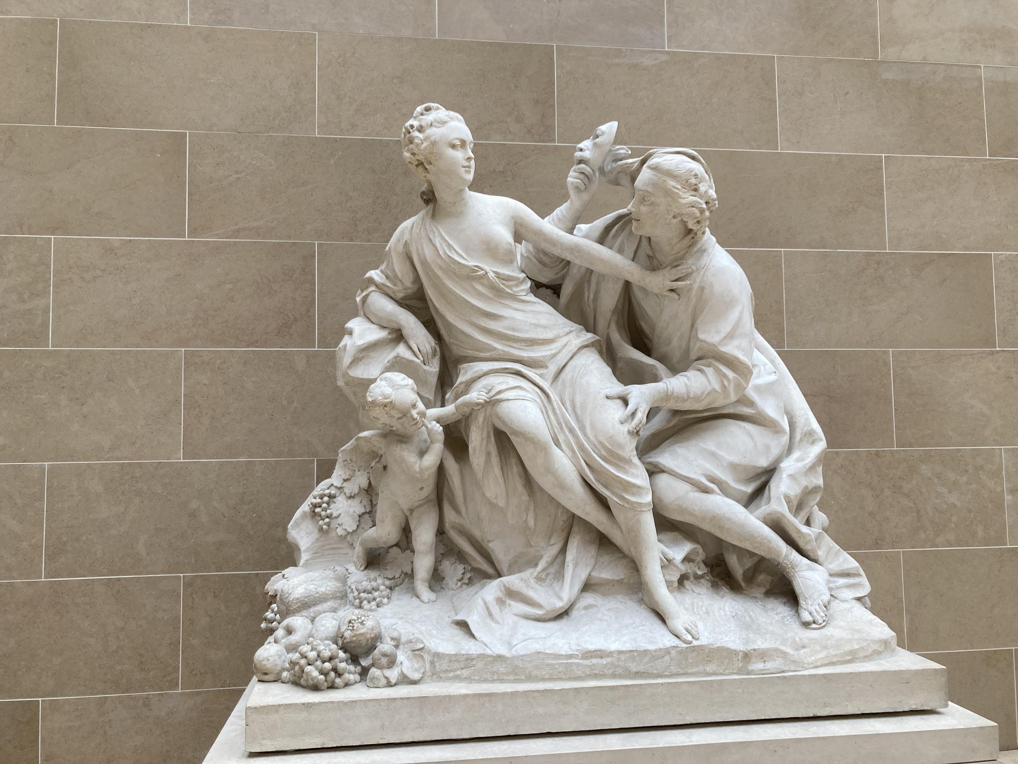 Sculpture d’une jeune femme repoussant un homme insistant. Il tient un masque à la main