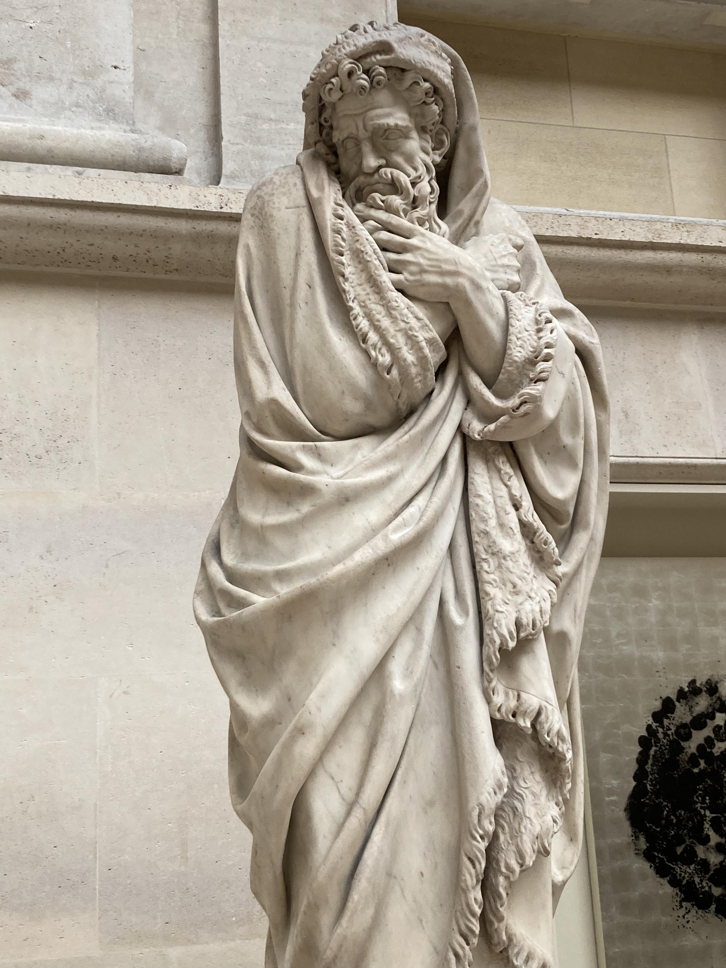 Un vieil homme emmitouflé dans un gros drap