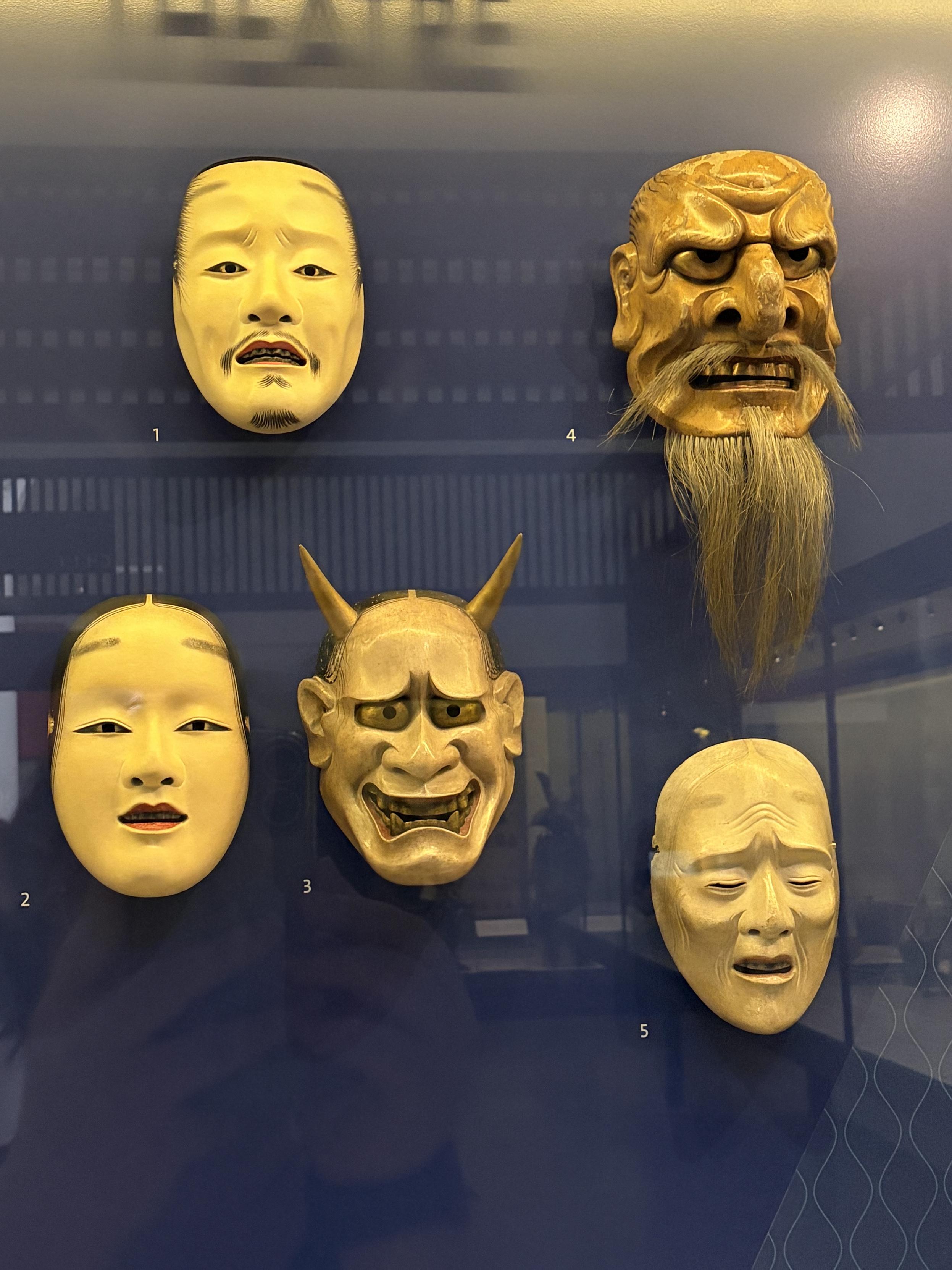 5 masques de th&eacute;&acirc;tre japonais. Le n&deg;3 a des cornes et une rire &eacute;trange, le n&deg;4 a une barbe et une moustache et l&rsquo;air m&eacute;chant