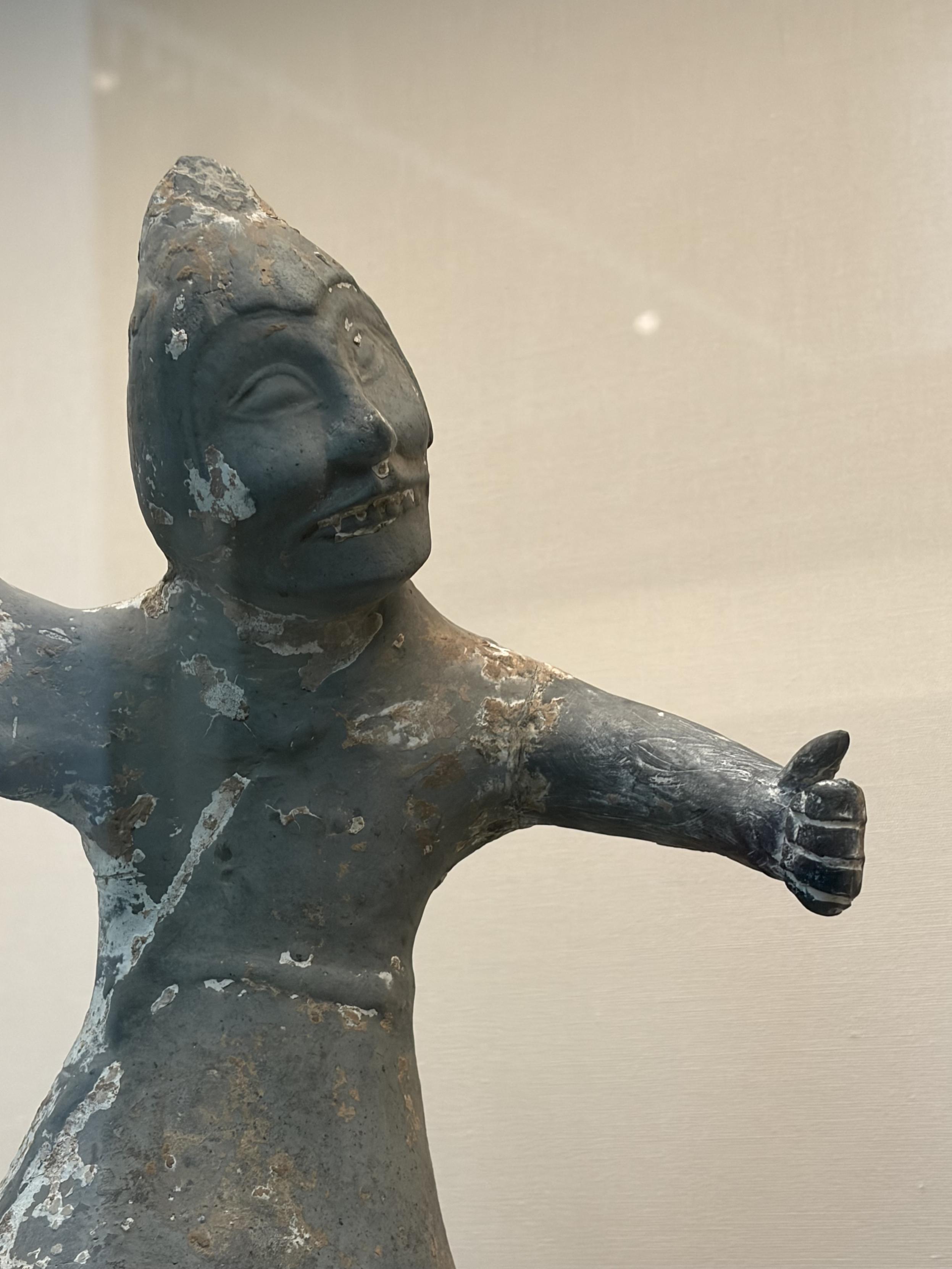 Sculpture faisant un thumbs up