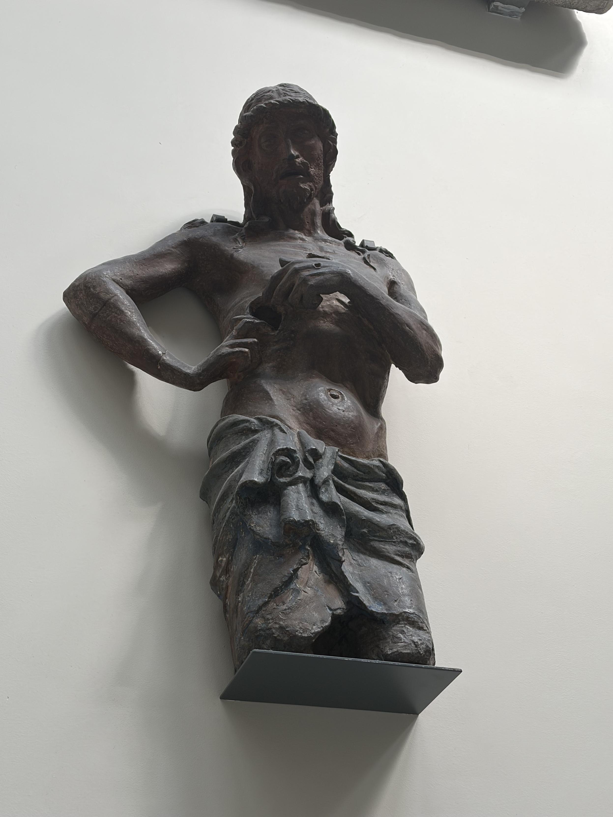 Sculpture de Jesus en train d&rsquo;ouvrir avec ses mains une plaie qu&rsquo;il a sur le torse