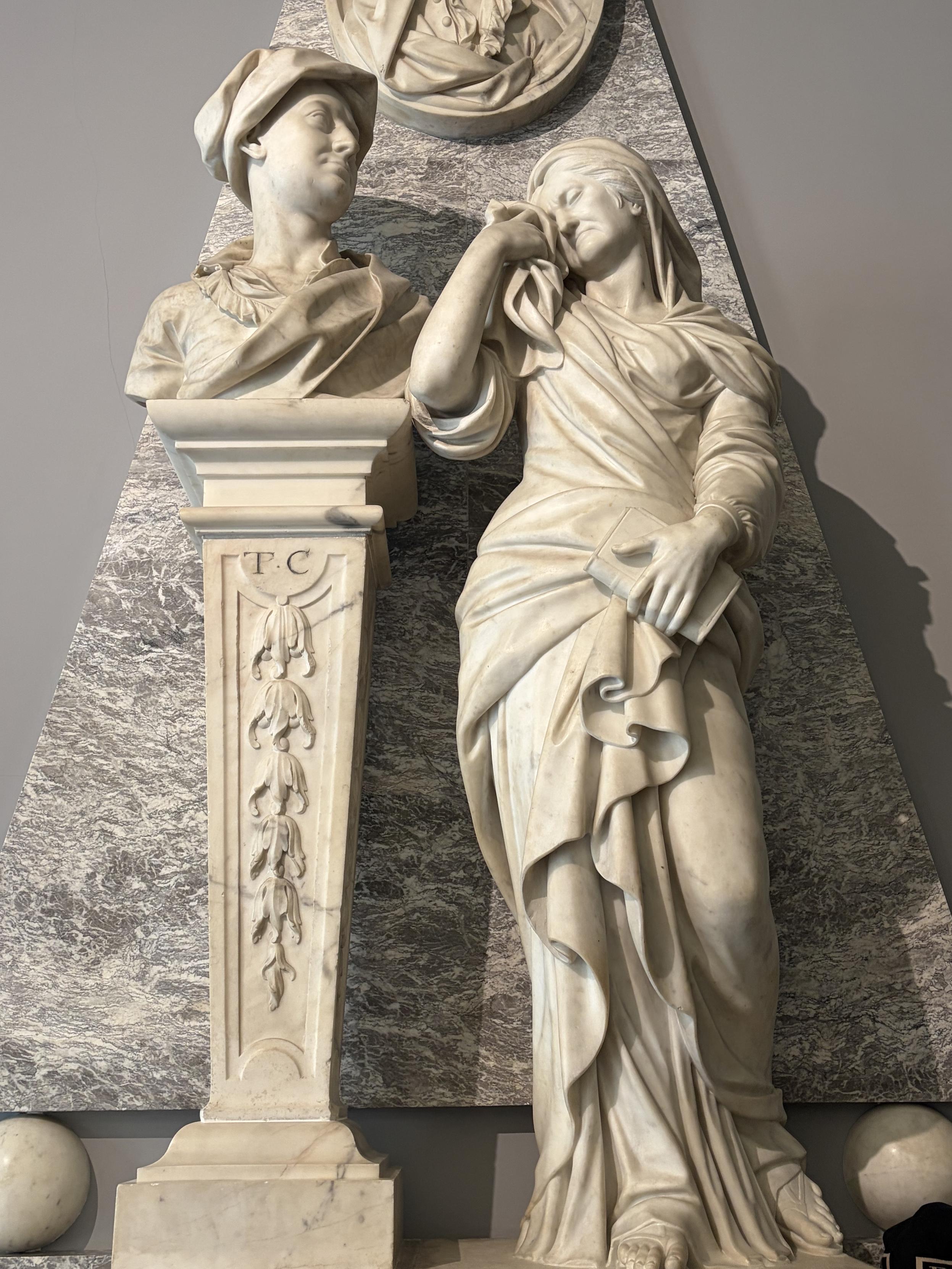 Une sculpture avec un buste d&rsquo;homme et &agrave; c&ocirc;t&eacute; une femme repr&eacute;sent&eacute;e enti&egrave;re, debout en train de pleurer