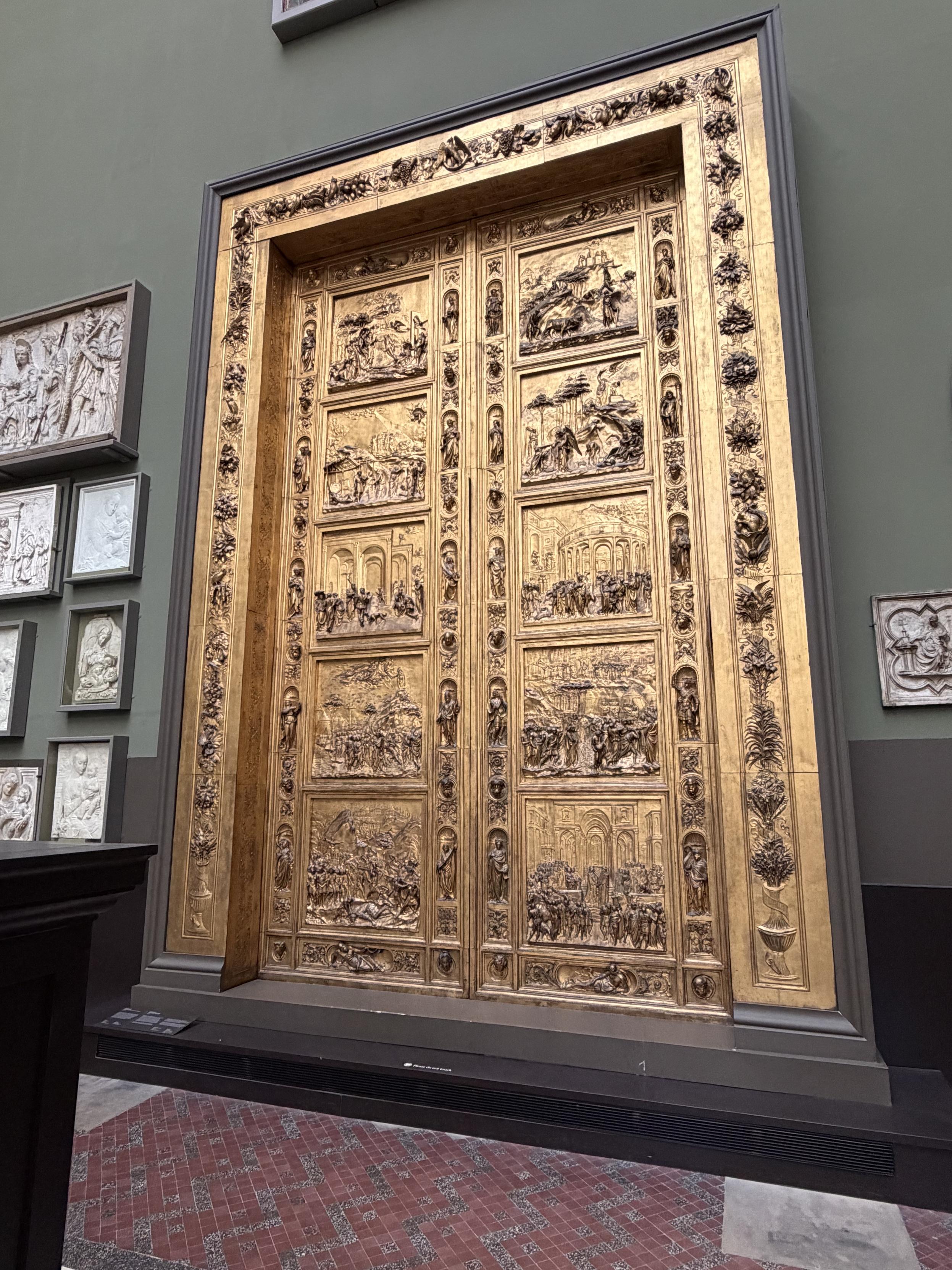 Double porte dor&eacute;e avec plein de sculpture en bas relief