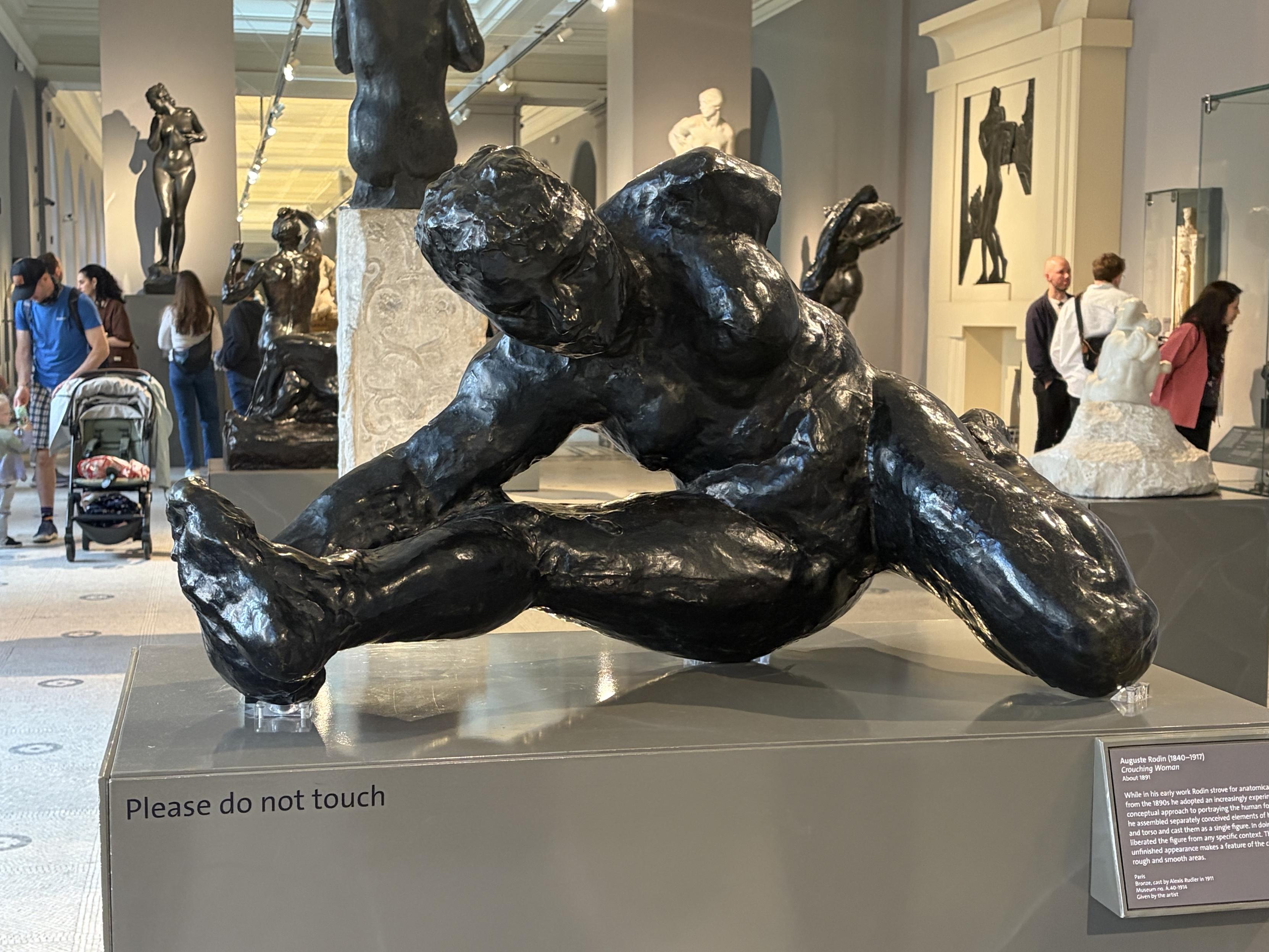 Sculpture d&rsquo;une femme assise, une jambe presque tendue devant, une jambe pli&eacute;e derri&egrave;re. Elle est pli&eacute;e en avant et tente de toucher son pied avant. La pose n&rsquo;a pas l&rsquo;air confortable.