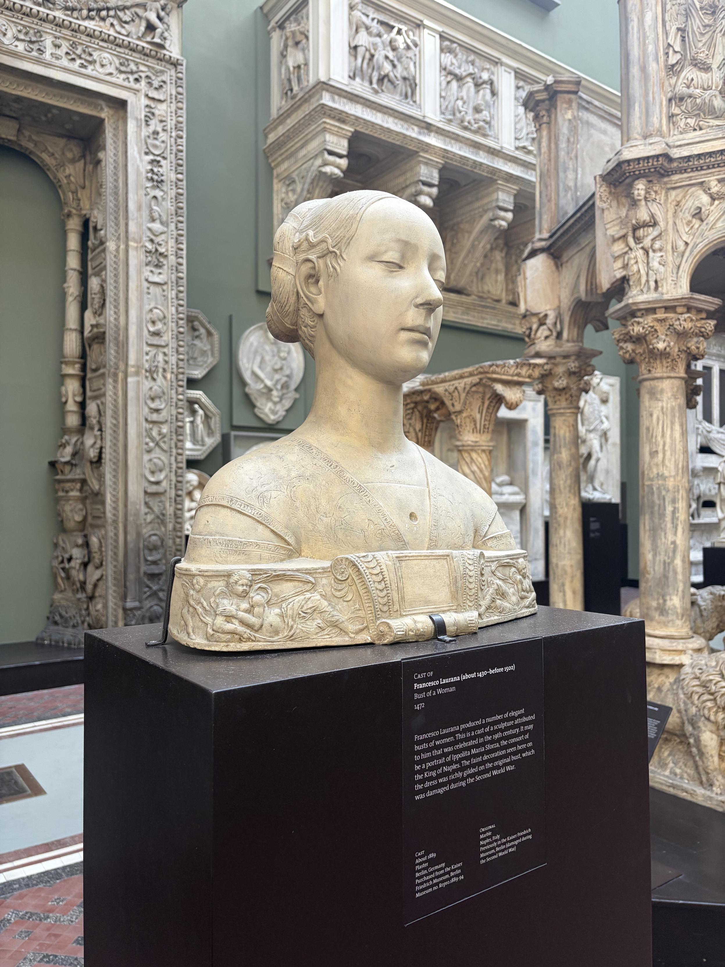Sculpture d&rsquo;un buste de femme, visiblement saoul&eacute;e