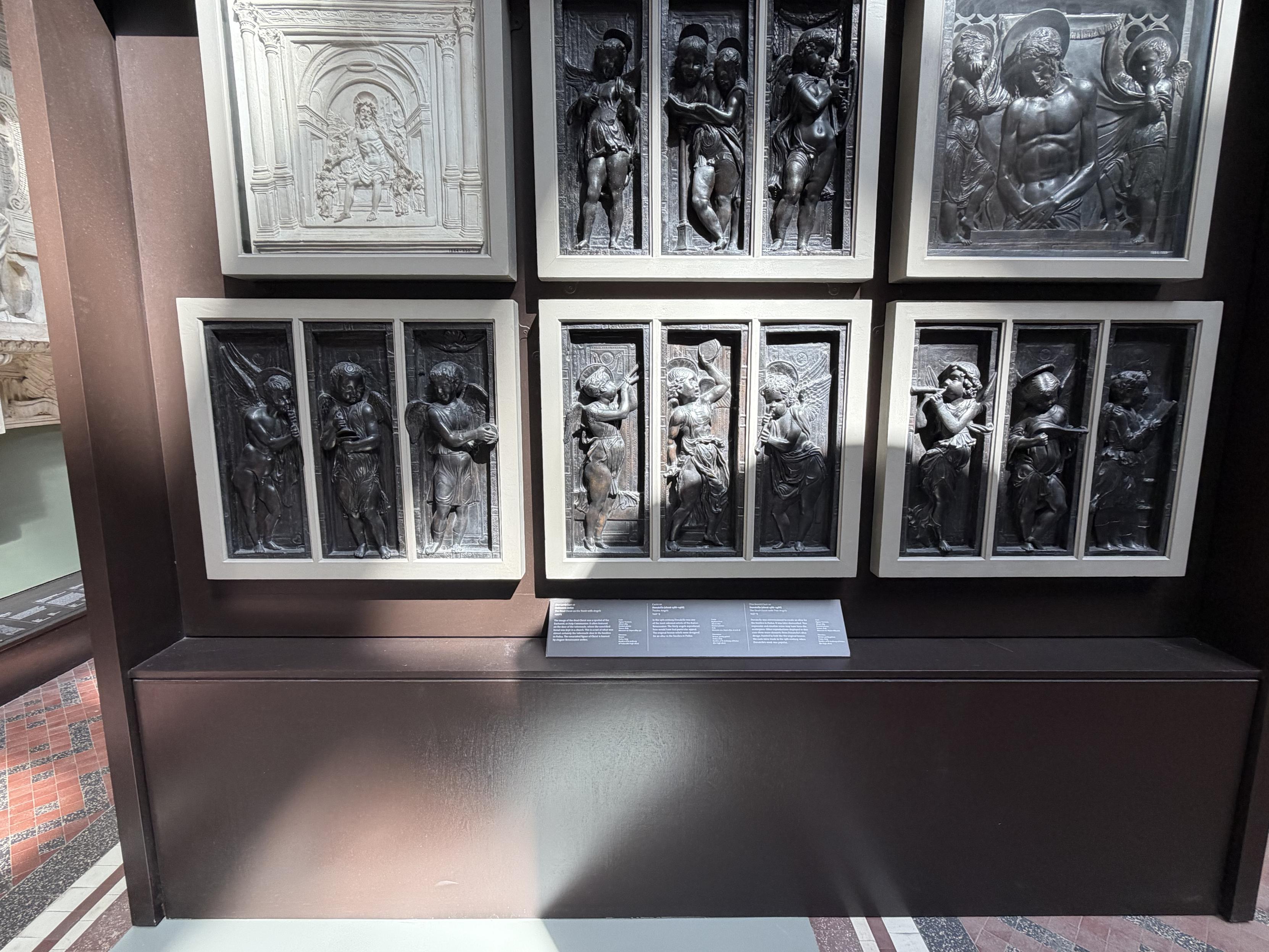 S&eacute;rie de bas reliefs, en tout 9 enfants, chacun avec un instrument type trompette ou tambour
